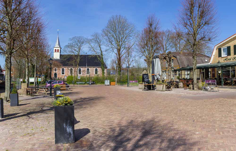 aankomst fietsers bij hotel in oudemirdum