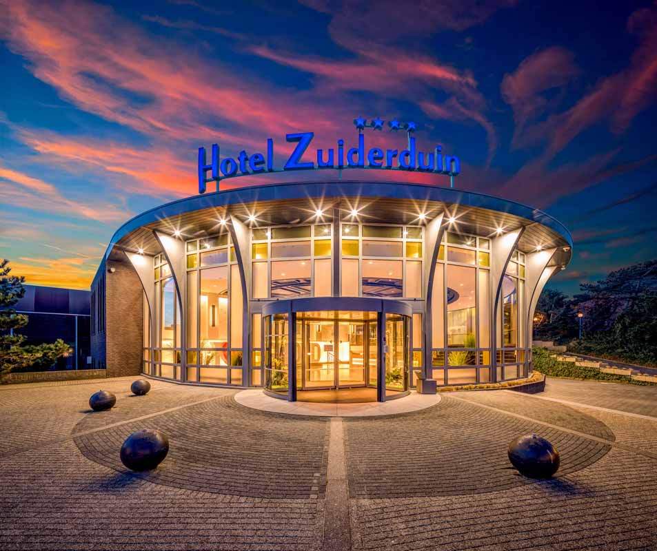 entree in avond bij hotel zuiderduin