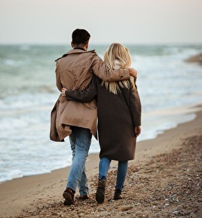 samen lopen strand 